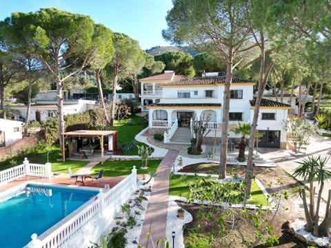 Property building, Day, Garden, Swimming pool