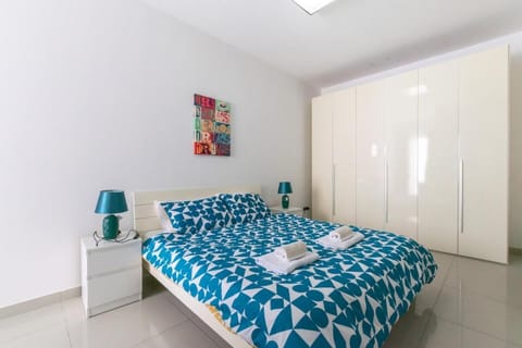 Amazing and Spacious w Side sea View Apartment in Saint Paul's Bay