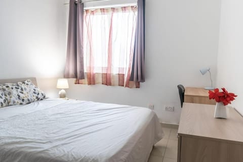 Amazing and Spacious w Side sea View Apartment in Saint Paul's Bay