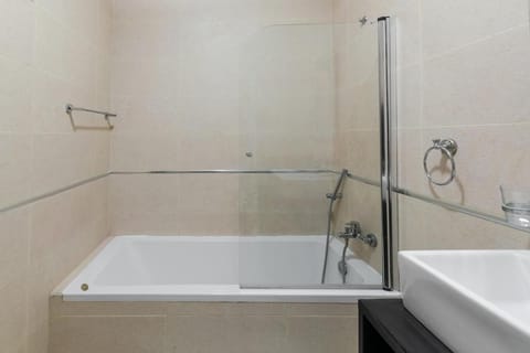 Amazing and Spacious w Side sea View Apartment in Saint Paul's Bay