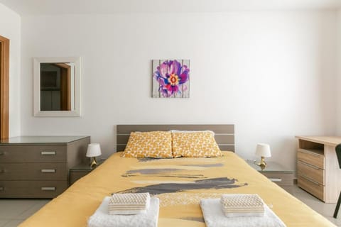 Amazing and Spacious w Side sea View Apartment in Saint Paul's Bay