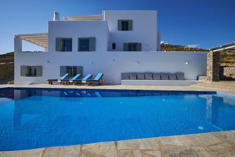 Property building, Day, Pool view, Swimming pool, Swimming pool, sunbed