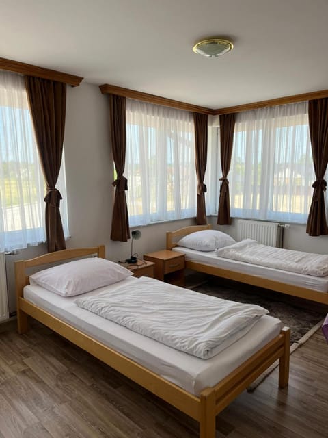Bed, Bathroom, Bedroom, towels