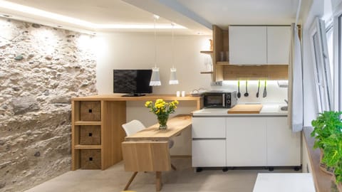 Kitchen or kitchenette, Dining area