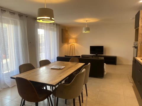 Seating area, Dining area