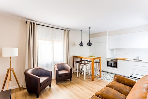 Kitchen or kitchenette, Living room, Seating area, Dining area, stove