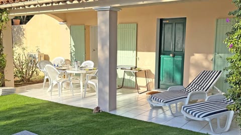 Facade/entrance, Balcony/Terrace