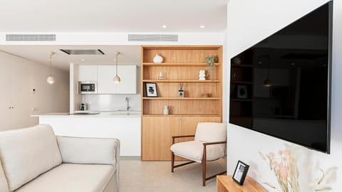 TV and multimedia, Living room, Seating area, Dining area