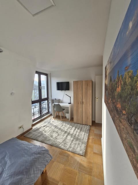 Bed, TV and multimedia, Photo of the whole room, Bedroom