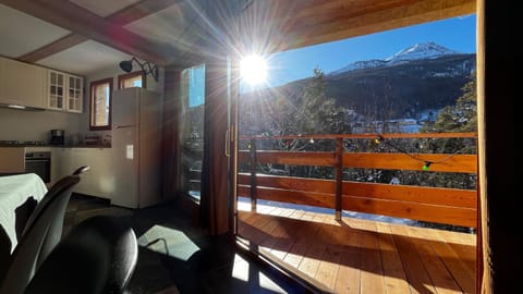 Property building, Natural landscape, Balcony/Terrace, Living room, Mountain view