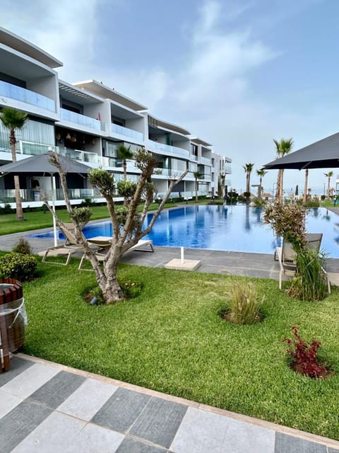 Property building, Day, Pool view, Swimming pool