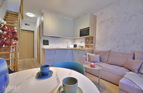 Coffee/tea facilities, Kitchen or kitchenette, Living room, Seating area, Dining area