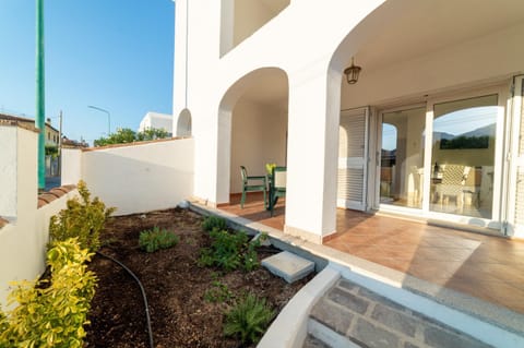 Property building, Patio, Balcony/Terrace