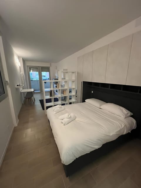Bed, Bedroom, towels