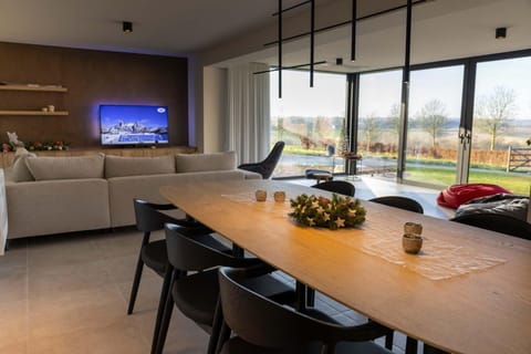 View (from property/room), Dining area, Garden view