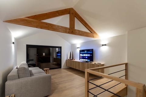 TV and multimedia, Living room, Seating area, Evening entertainment