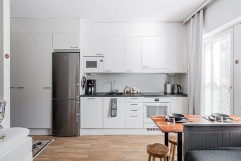 Coffee/tea facilities, Kitchen or kitchenette, Dining area, dishwasher, oven, stove