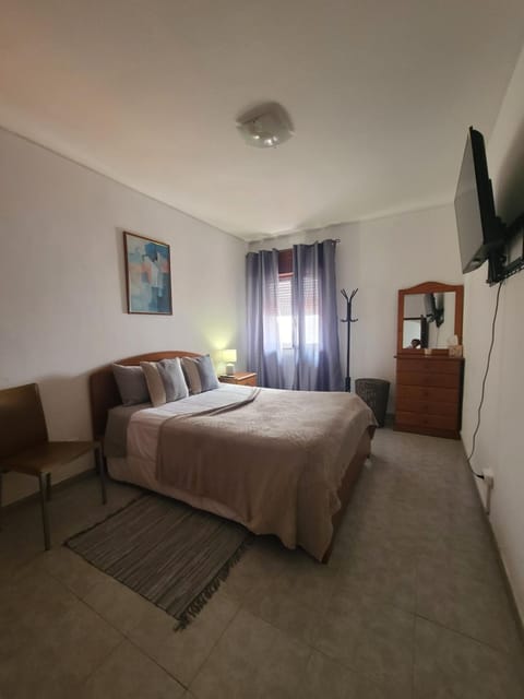 Bed, TV and multimedia, Bedroom