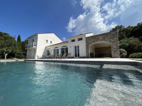 Property building, Day, Balcony/Terrace, Pool view, Swimming pool, Swimming pool