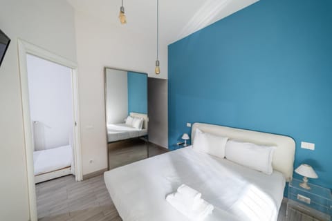 Bed, towels