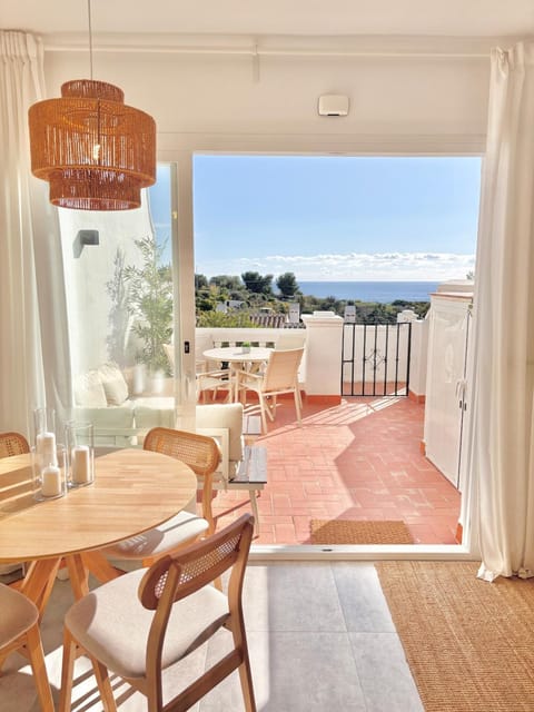 Natural landscape, View (from property/room), Balcony/Terrace, Seating area, Sea view