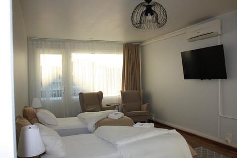 Photo of the whole room, air conditioner