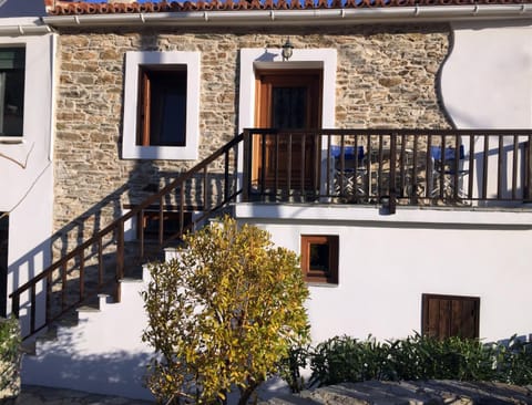 Property building, Day, Balcony/Terrace