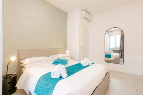 TV and multimedia, Bedroom, furniture, air conditioner