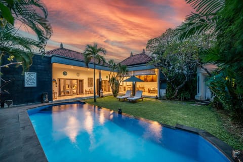 Property building, Garden, Swimming pool, Swimming pool, sunbed
