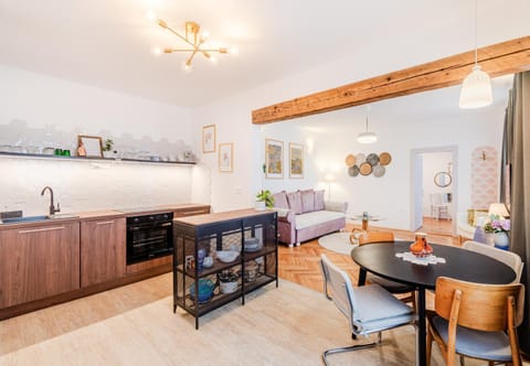 Kitchen or kitchenette, Living room, Seating area, Dining area, oven, stove
