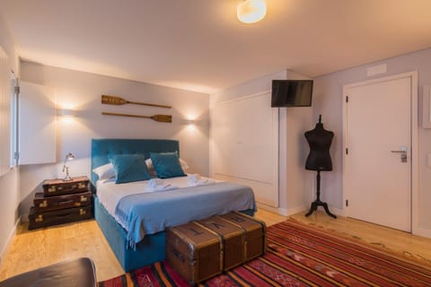 Bed, TV and multimedia, wardrobe