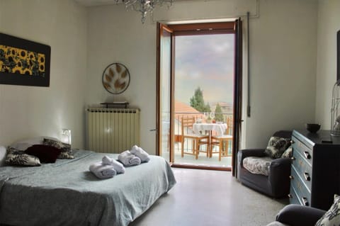 View (from property/room), Balcony/Terrace, Photo of the whole room, Bedroom, City view