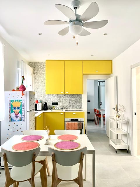 Kitchen or kitchenette, Living room, Dining area, oven, pet friendly, stove