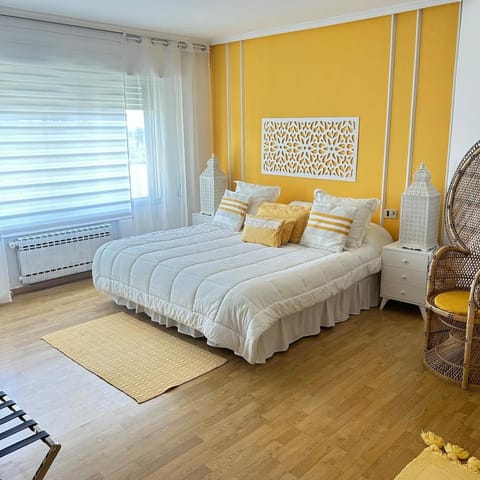 Bed, Photo of the whole room, Bedroom
