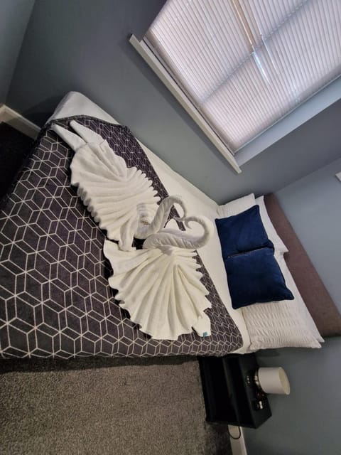 Photo of the whole room, Bedroom, towels