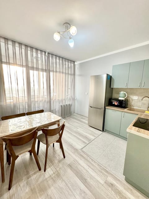 Kitchen or kitchenette, Dining area, dishwasher, oven, stove