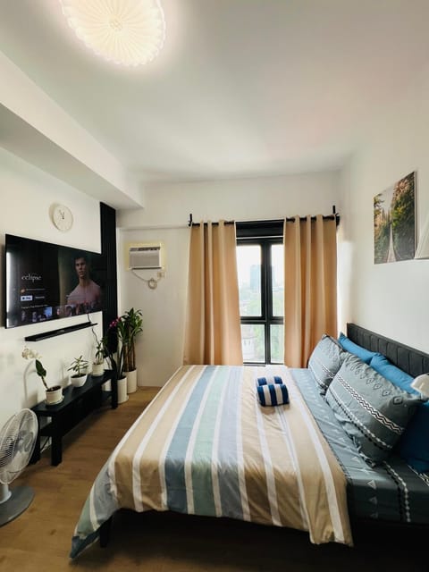 Bed, TV and multimedia, Living room, Bedroom, towels, air conditioner