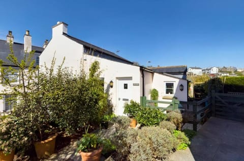 Spacious & relaxing cottage stay with free parking House in England