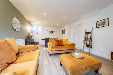 Spacious & relaxing cottage stay with free parking House in England