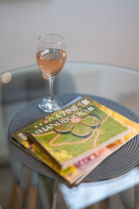 Spacious & relaxing cottage stay with free parking House in England