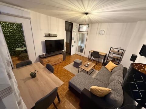 TV and multimedia, Living room, Seating area, Dining area, Evening entertainment