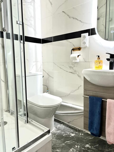 Shower, Toilet, Bathroom, towels