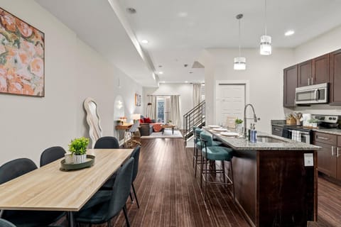 Kitchen or kitchenette, Living room, Seating area, Dining area, minibar