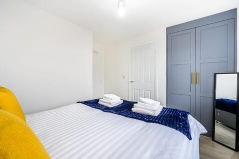 Bedroom, towels, wardrobe