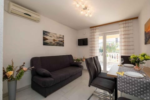 TV and multimedia, Living room, Seating area, Dining area, air conditioner