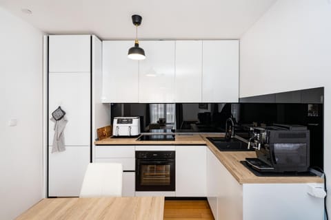 Coffee/tea facilities, Kitchen or kitchenette, dishwasher, oven, stove