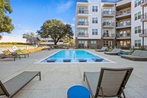Property building, Patio, Communal lounge/ TV room, Day, View (from property/room), Balcony/Terrace, Evening entertainment, Pool view, Swimming pool, sunbed