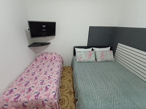 Bed, TV and multimedia, Photo of the whole room