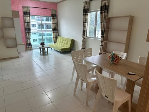 Communal lounge/ TV room, Balcony/Terrace, Balcony/Terrace, Living room, Seating area, Dining area