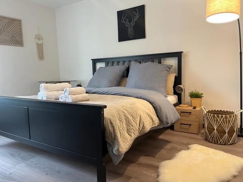 Bed, Bedroom, towels